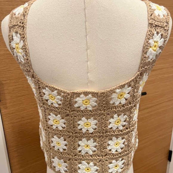 Altar'd State Women's Crochet Tabk Top Daisy Pettern Size Medium - Picture 4 of 7